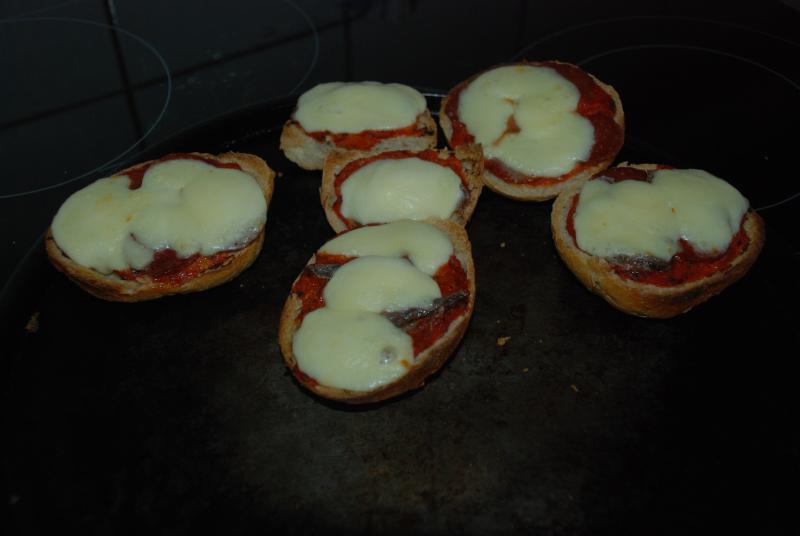 Die fertigen Pizzabrötchen.