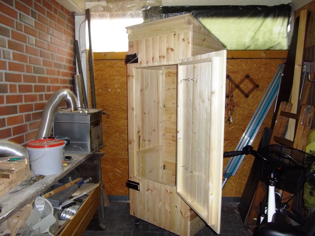 In die tür kommt noch ein glasausschnitt